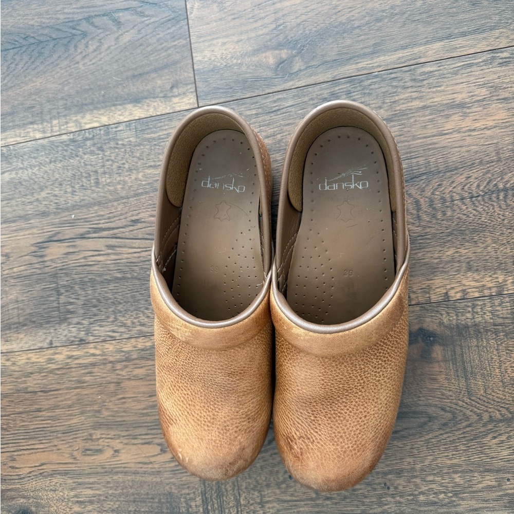 Dansko Honey Distressed Leather Clogs - Comfortable Slip-On Work Shoes - Picture 4 of 6